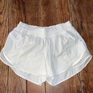 Lululemon shorty Hot 4” LR shorts
